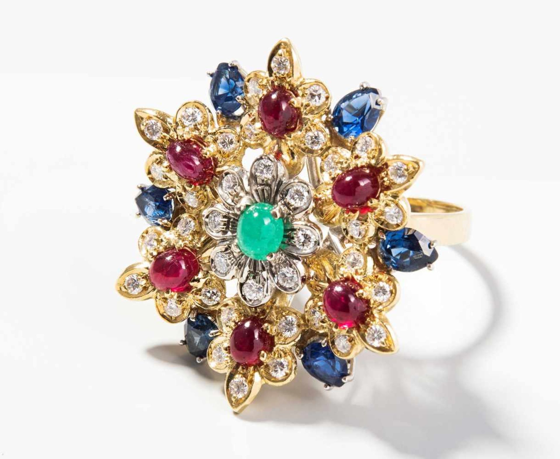 Brillant-Farbedelstein-Ring Bucherer. 750 Gelb- und Weissgold. Floraler Ringkopf mit 1 Smaragd-