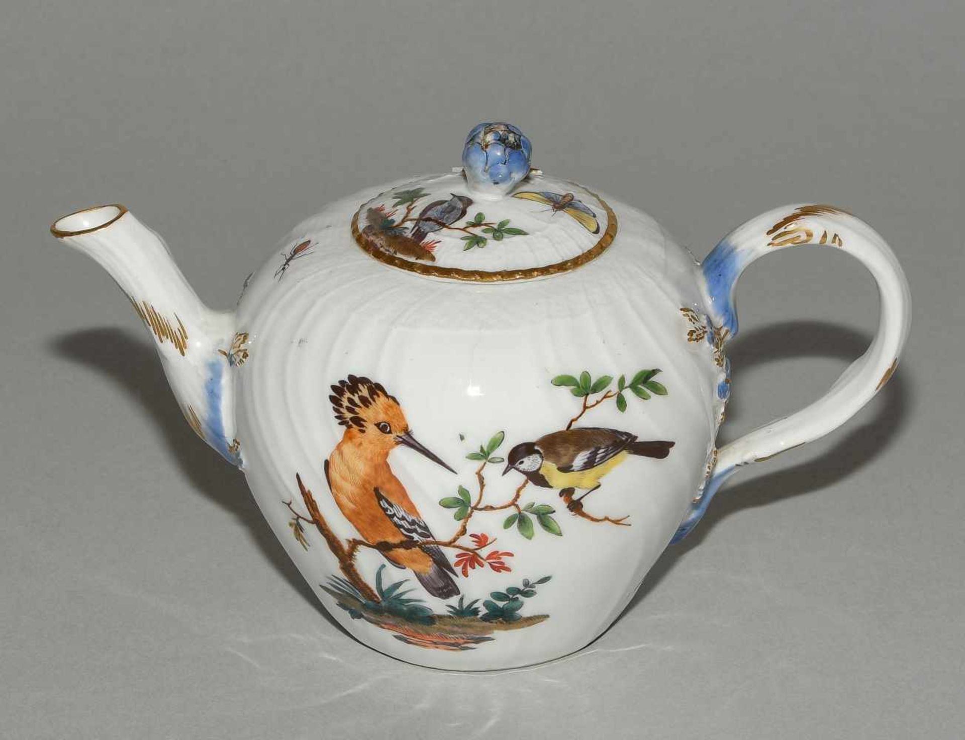 Kaffee- und Teeservice, Meissen Um 1770. Porzellan, Neuozier-Reliefdekor, polychrome Vogelmalerei - Bild 9 aus 64