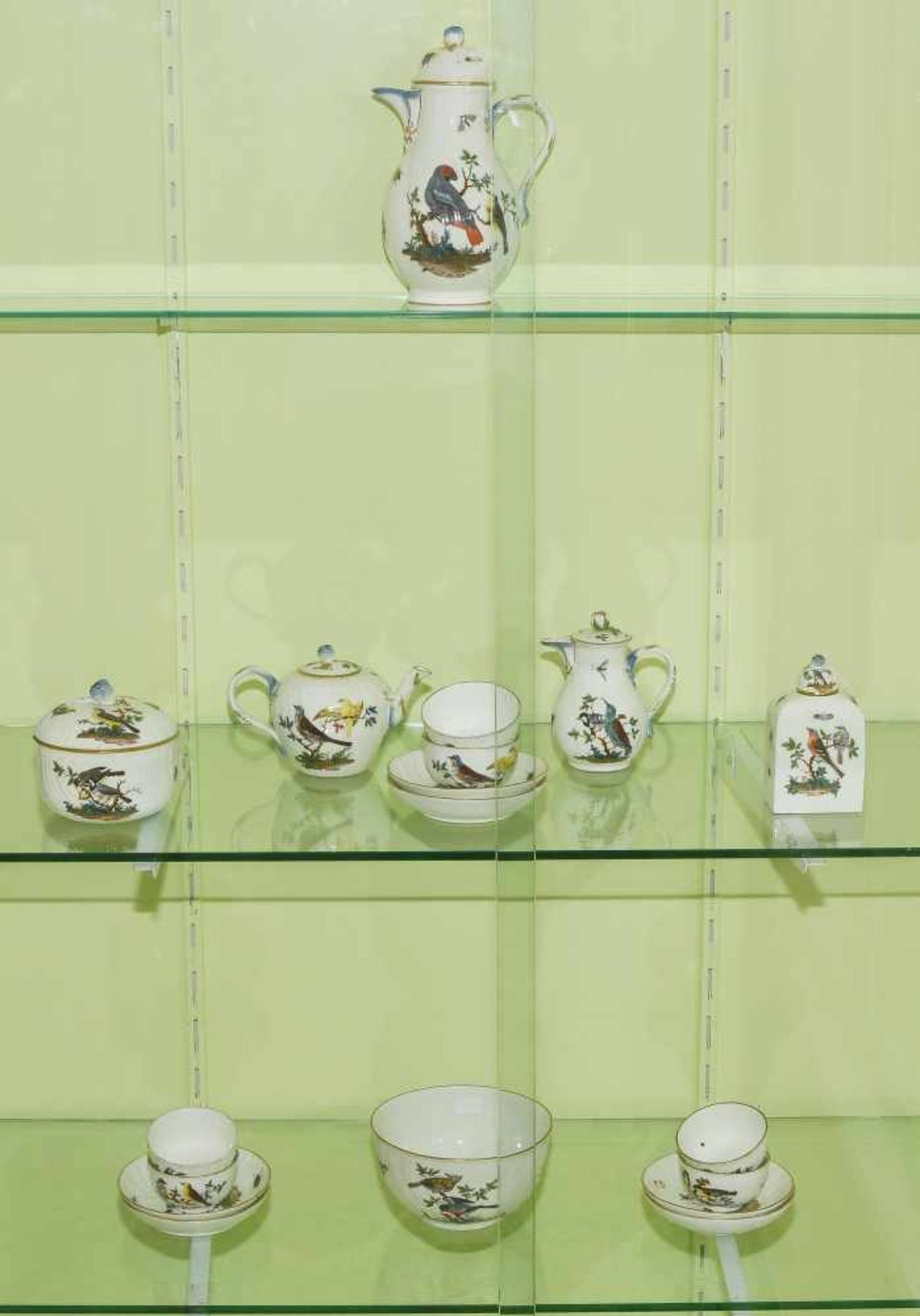 Kaffee- und Teeservice, Meissen Um 1770. Porzellan, Neuozier-Reliefdekor, polychrome Vogelmalerei - Bild 61 aus 64
