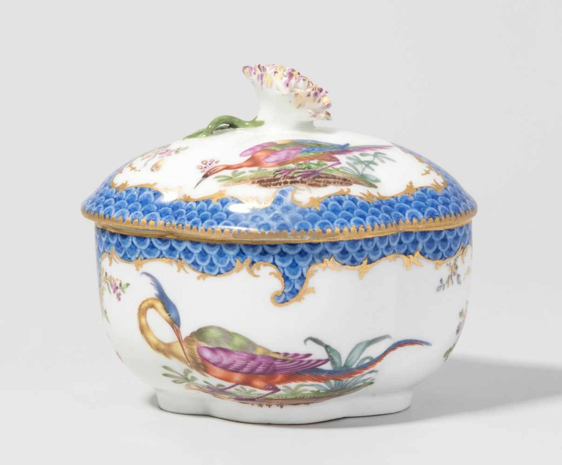 Deckeldose, Meissen Um 1750. Porzellan, polychrom gemalter Vogeldekor, blauer Schuppenrand.