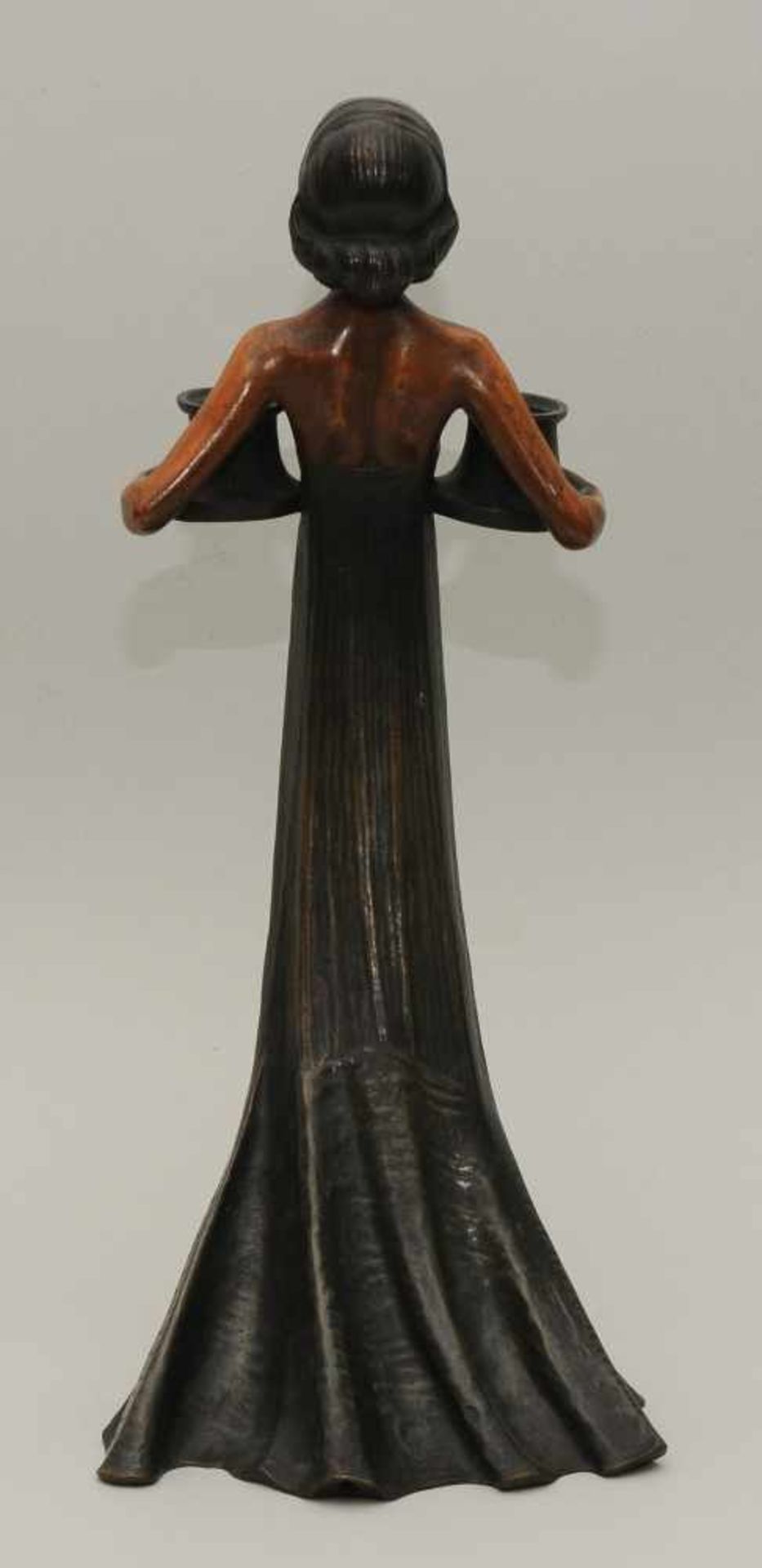 Gustav Gurschner (Österreich 1873–1970) Frau als Kerzenhalter, zwei Tüllen tragend. Bronze, - Bild 5 aus 11