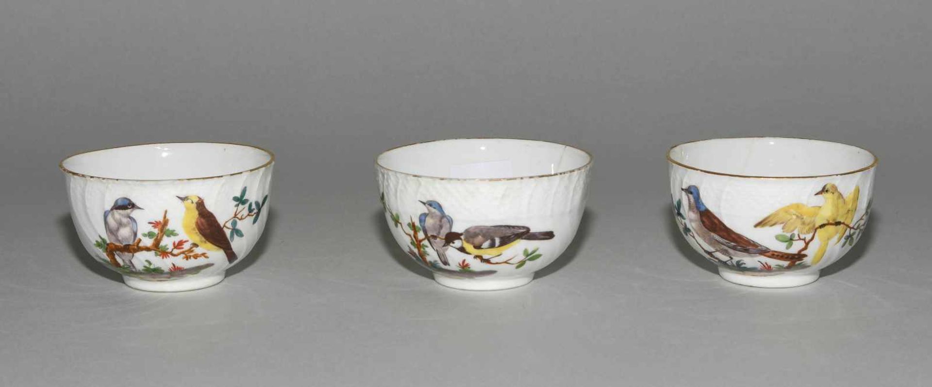 Kaffee- und Teeservice, Meissen Um 1770. Porzellan, Neuozier-Reliefdekor, polychrome Vogelmalerei - Bild 45 aus 64