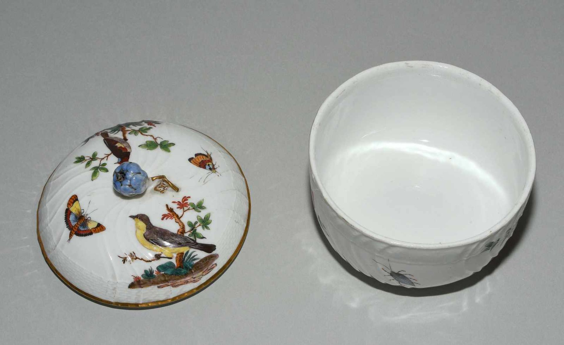 Kaffee- und Teeservice, Meissen Um 1770. Porzellan, Neuozier-Reliefdekor, polychrome Vogelmalerei - Bild 5 aus 64