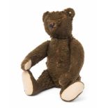 Kleiner Steiff-Teddybär Deutschland, 1947-1953 (US-Zone). Gegliederter Körper aus dunkelbraunem