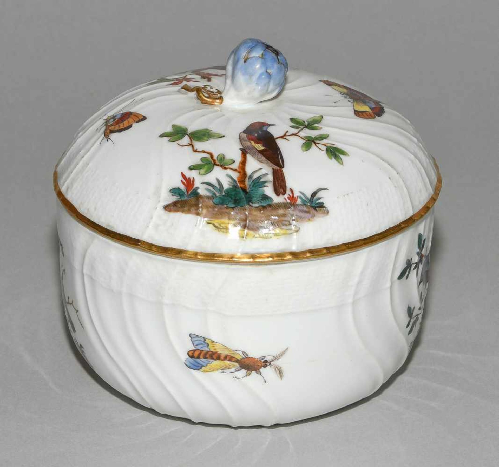 Kaffee- und Teeservice, Meissen Um 1770. Porzellan, Neuozier-Reliefdekor, polychrome Vogelmalerei - Bild 64 aus 64