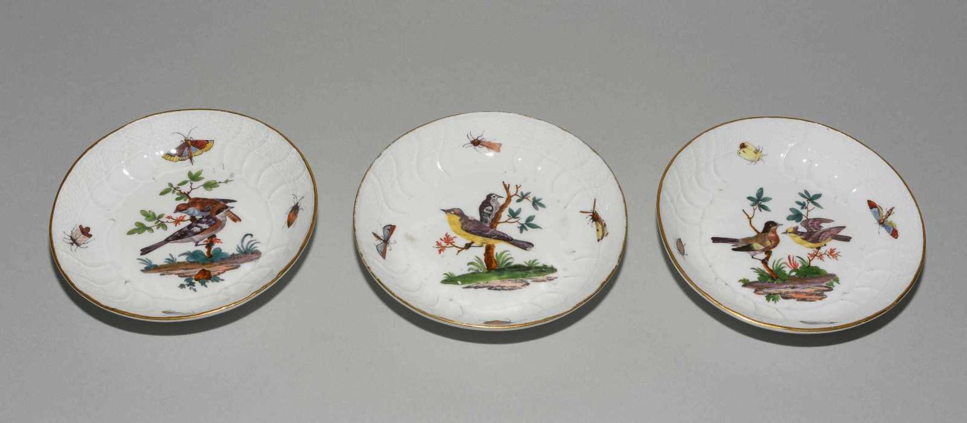 Kaffee- und Teeservice, Meissen Um 1770. Porzellan, Neuozier-Reliefdekor, polychrome Vogelmalerei - Bild 38 aus 64