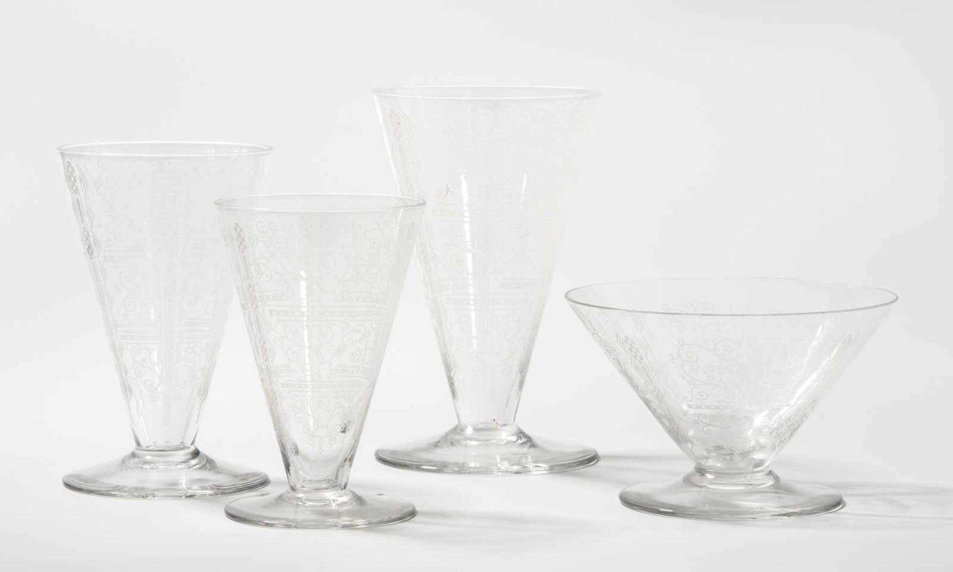 Gläserservice, Baccarat Um 1930. Modell "Lido". Farbloses Glas, gravierter Dekor von Arabesken und