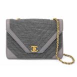 Chanel, Handtasche Graufarbener Stoff mit Besätzen aus gleichfarbigem Leder. Gestepptes Chevron-