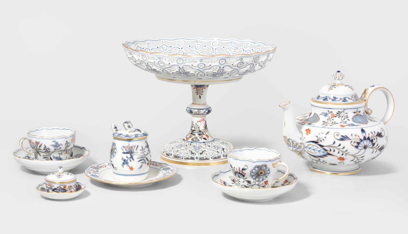 Grosses Tafelservice, Meissen Um 1924–1934. "Zwiebelmuster reich, Kobaltblau, Eisenrot und Gold". 1. - Image 2 of 2