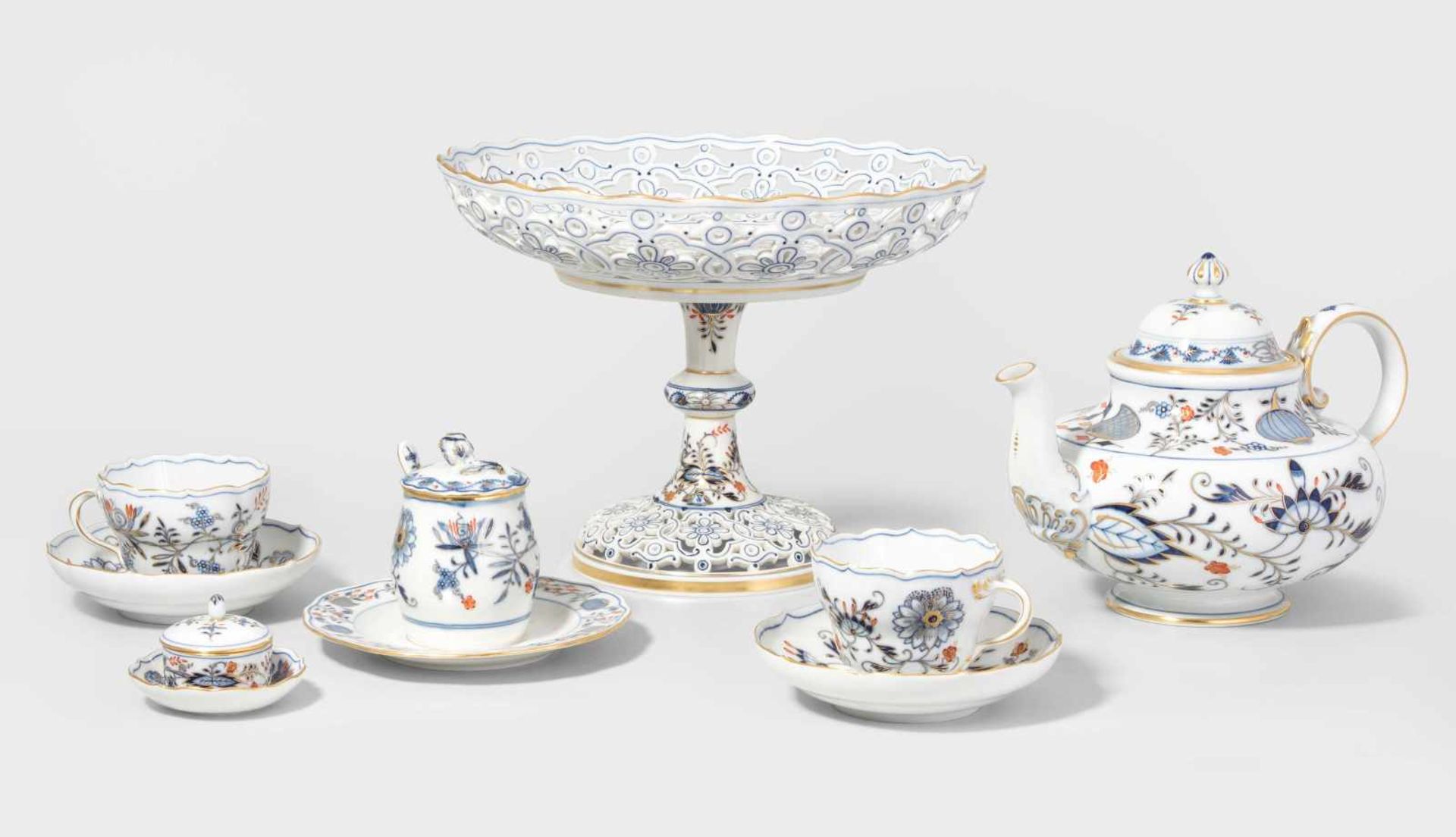 Grosses Tafelservice, Meissen Um 1924–1934. "Zwiebelmuster reich, Kobaltblau, Eisenrot und Gold". 1. - Bild 2 aus 2