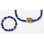 Beryll-Lapislazuli-Demi-Parure Blöchliger, Einsiedeln. 750 Gelbgold. Collier und Bracelet aus