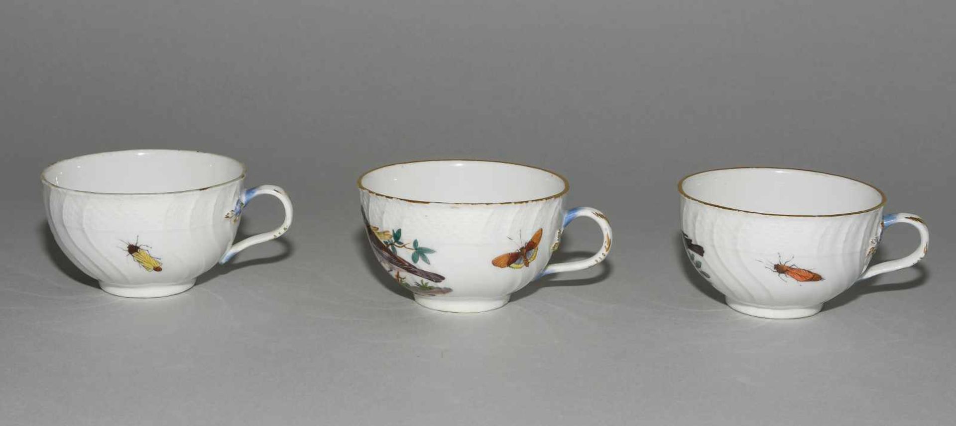 Kaffee- und Teeservice, Meissen Um 1770. Porzellan, Neuozier-Reliefdekor, polychrome Vogelmalerei - Bild 54 aus 64