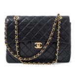 Chanel, Handtasche "Timeless" Schwarzes, gestepptes Leder mit goldfarbenen Beschlägen. Überschlag