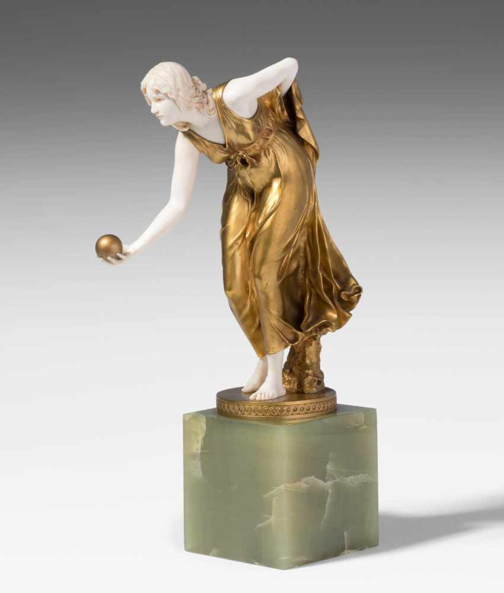 Walter Schott (Deutschland 1861–1938) Kugelspielerin. Vergoldete Bronze und Elfenbein (