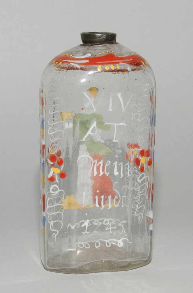 Schnapsflasche, alpenländisch Datiert 1745. Farbloses Glas, Emailmalerei: Frau mit Trinkbecher, - Image 2 of 2