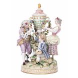 Figurengruppe, Meissen Marcolini. Gärtnergruppe mit drei Figuren um Potpourri-Vase drapiert.