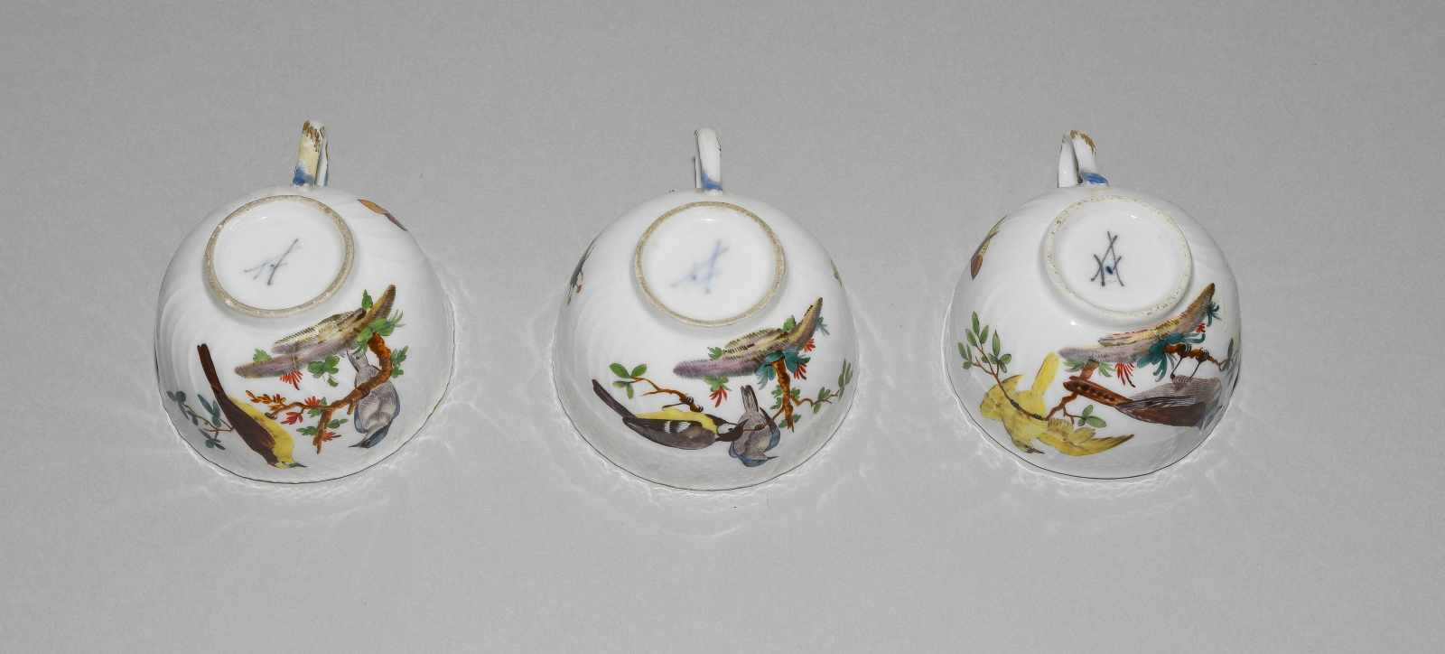 Kaffee- und Teeservice, Meissen Um 1770. Porzellan, Neuozier-Reliefdekor, polychrome Vogelmalerei - Image 48 of 64