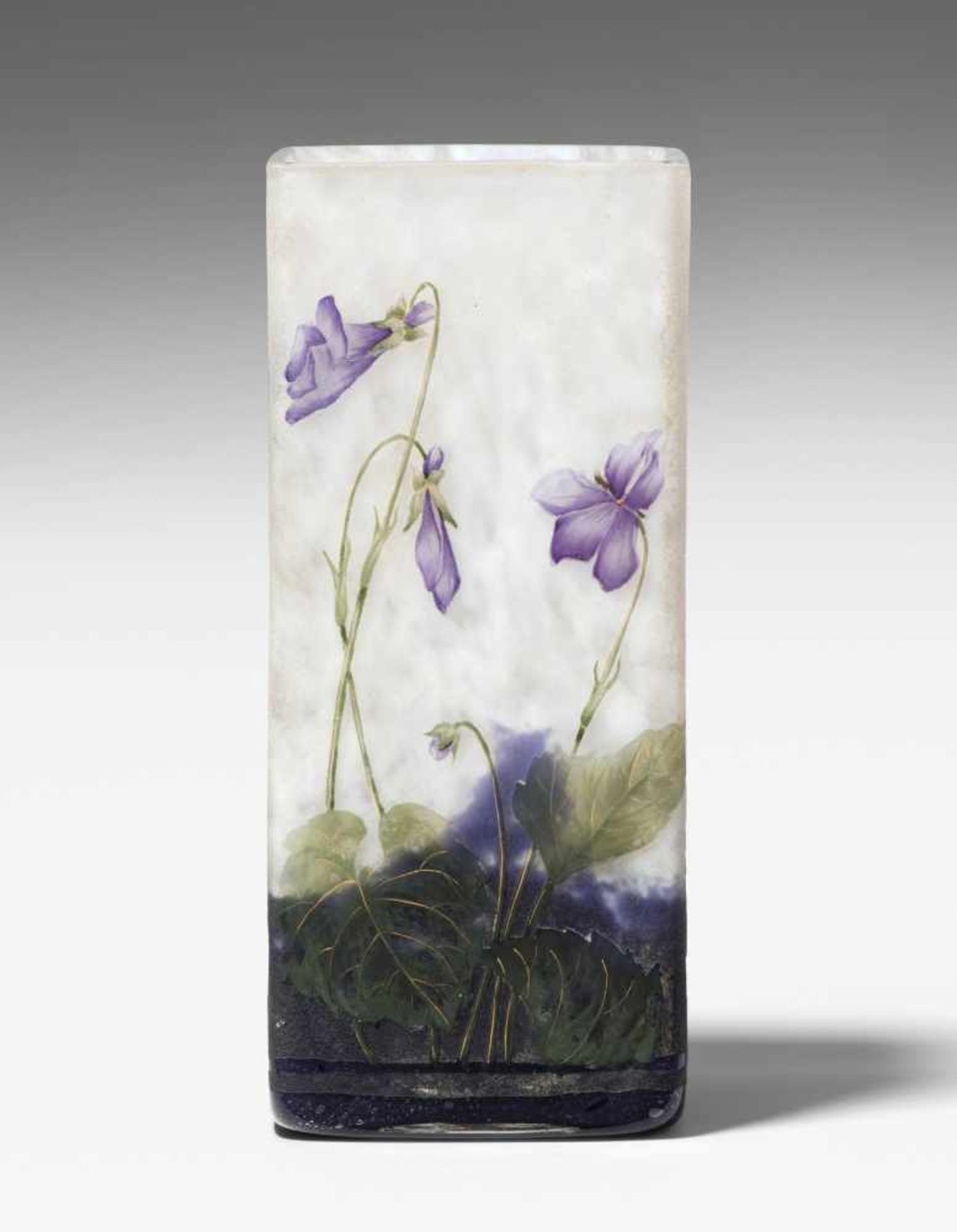 Vase, Daum Frères Um 1910. Farbloses Glas mit milchigweiss-violetten Farbpulvereinschmelzungen.