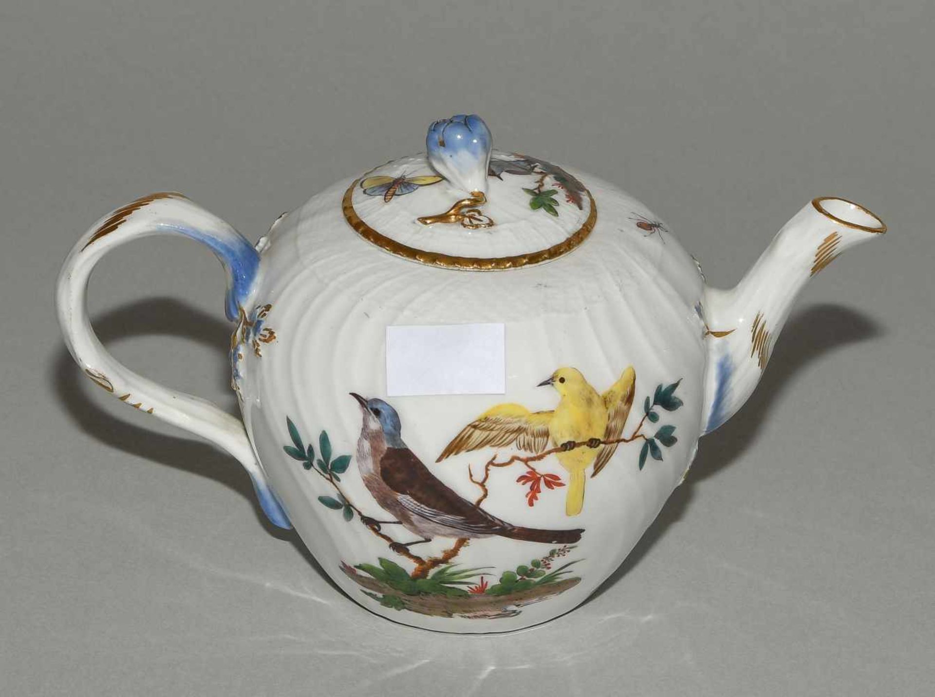 Kaffee- und Teeservice, Meissen Um 1770. Porzellan, Neuozier-Reliefdekor, polychrome Vogelmalerei - Bild 7 aus 64