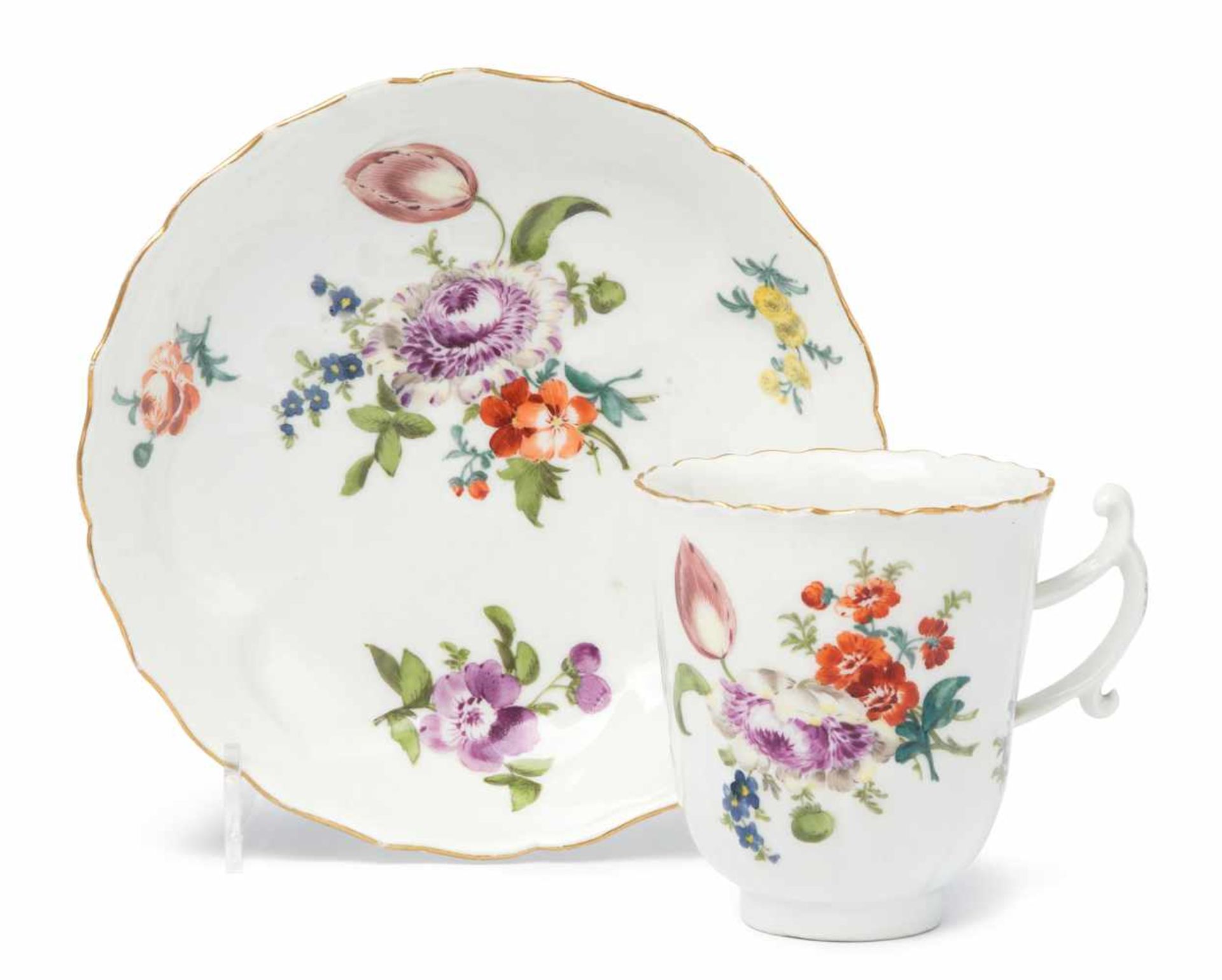 Tasse mit Untertasse, Meissen Um 1750. Porzellan, Reliefdekor in Form von Blütenblättern,