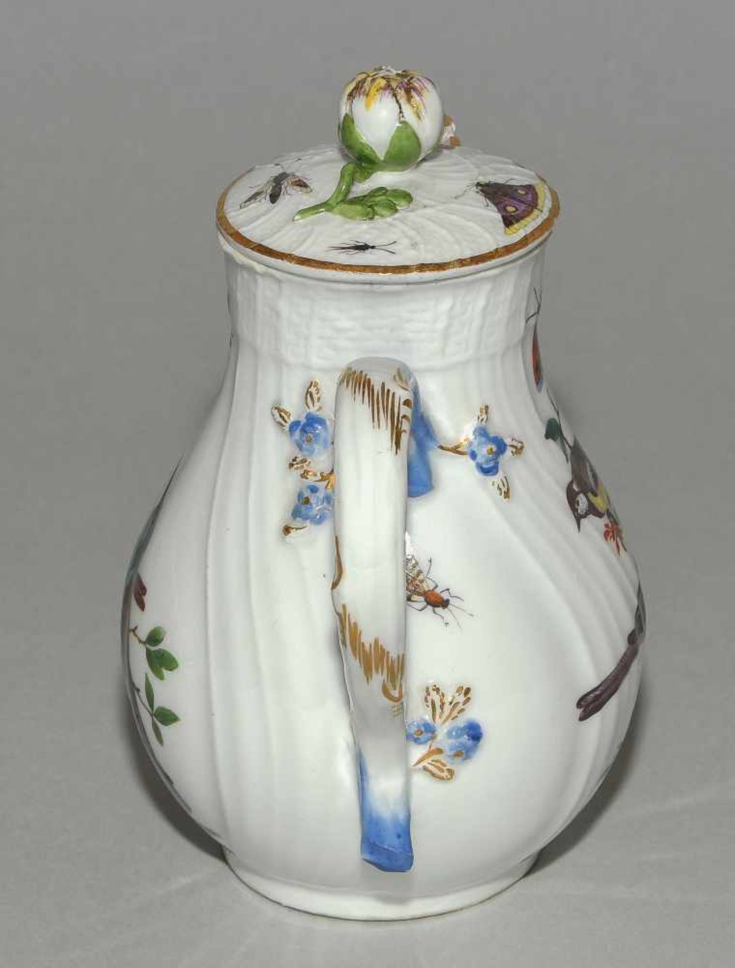 Kaffee- und Teeservice, Meissen Um 1770. Porzellan, Neuozier-Reliefdekor, polychrome Vogelmalerei - Bild 15 aus 64