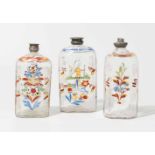 Lot: 3 Schnapsflaschen, alpenländisch Um 1800. Farbloses Glas, Emailmalerei: Blumenstauden, eine