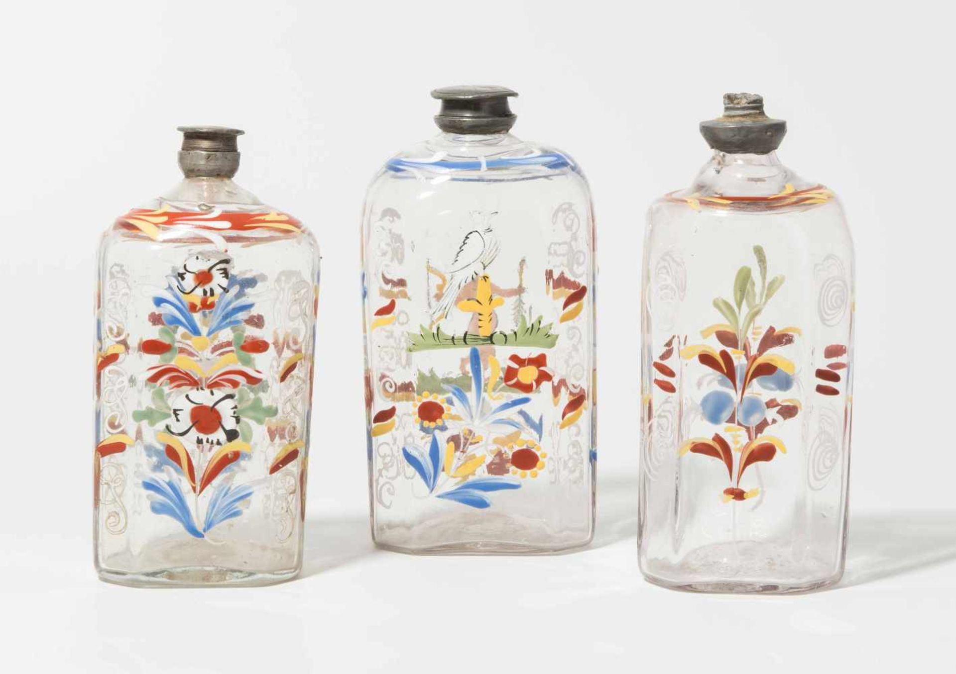 Lot: 3 Schnapsflaschen, alpenländisch Um 1800. Farbloses Glas, Emailmalerei: Blumenstauden, eine