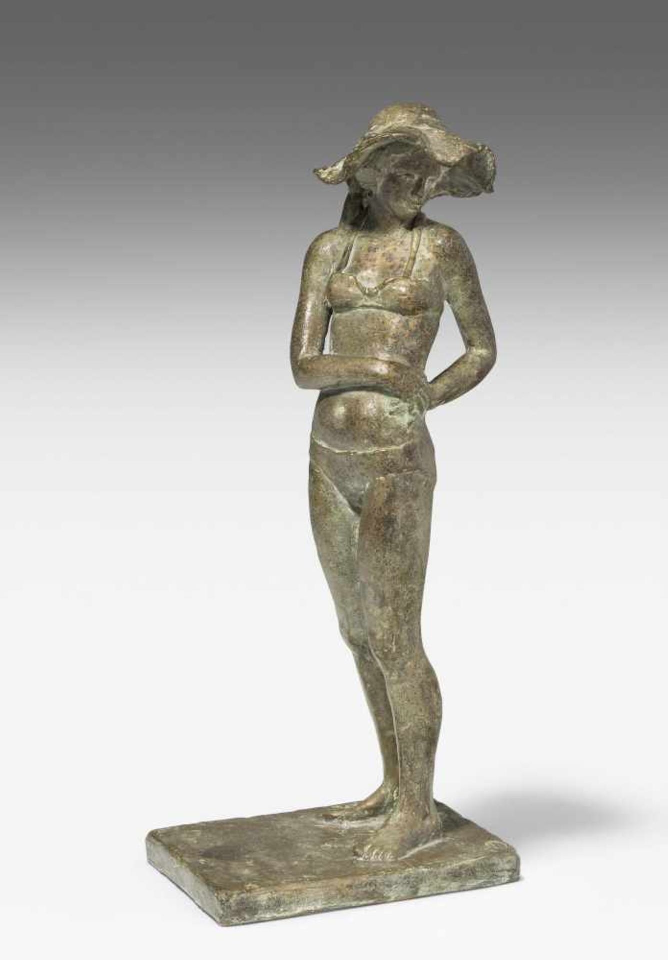 Brem, Rolf (Luzern 1926–2014 Luzern) Stehendes Mädchen im Bikini mit Sonnenhut. Bronze. Auf dem