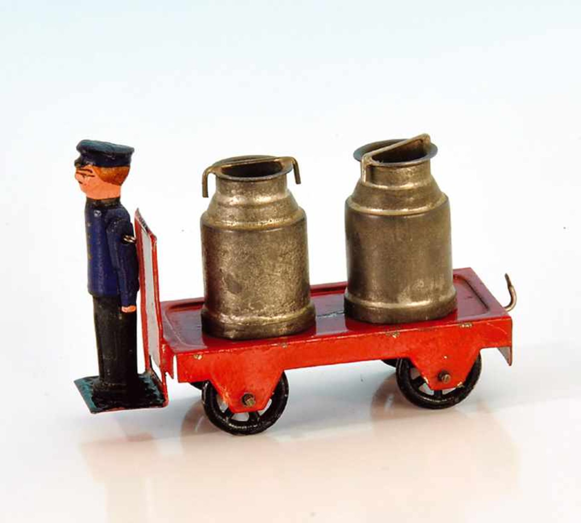 MÄRKLIN Bahnsteig-Gepäckkarren beladen mit 2 Milchkannen, Fahrer aus Holz, leichte Gebrauchsspuren.