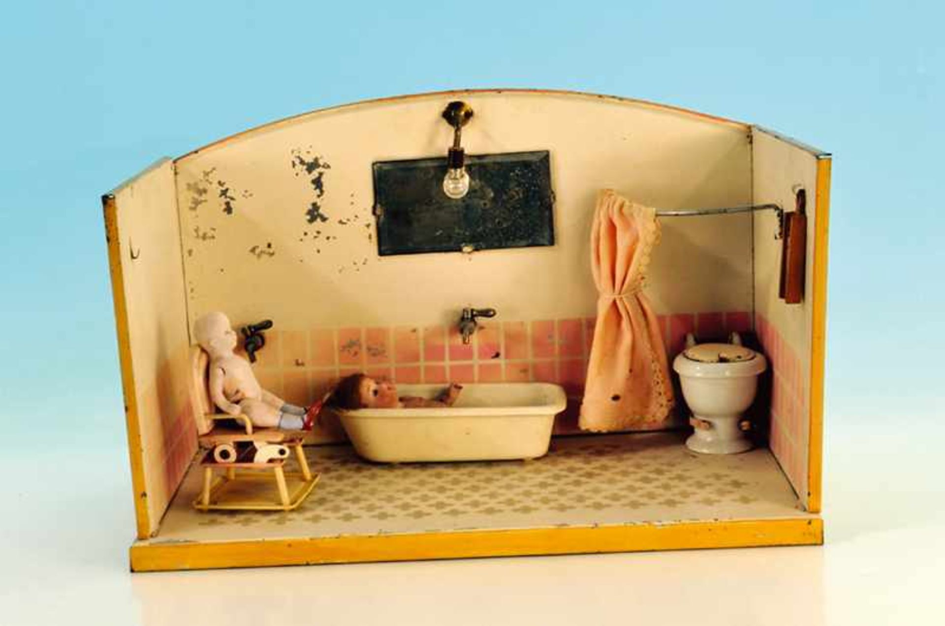KIBRI "Badezimmer" 37 x 19 cm, mit 2 Porzellanpuppen und Kinderbedürfnisstuhl, Lampenschirm