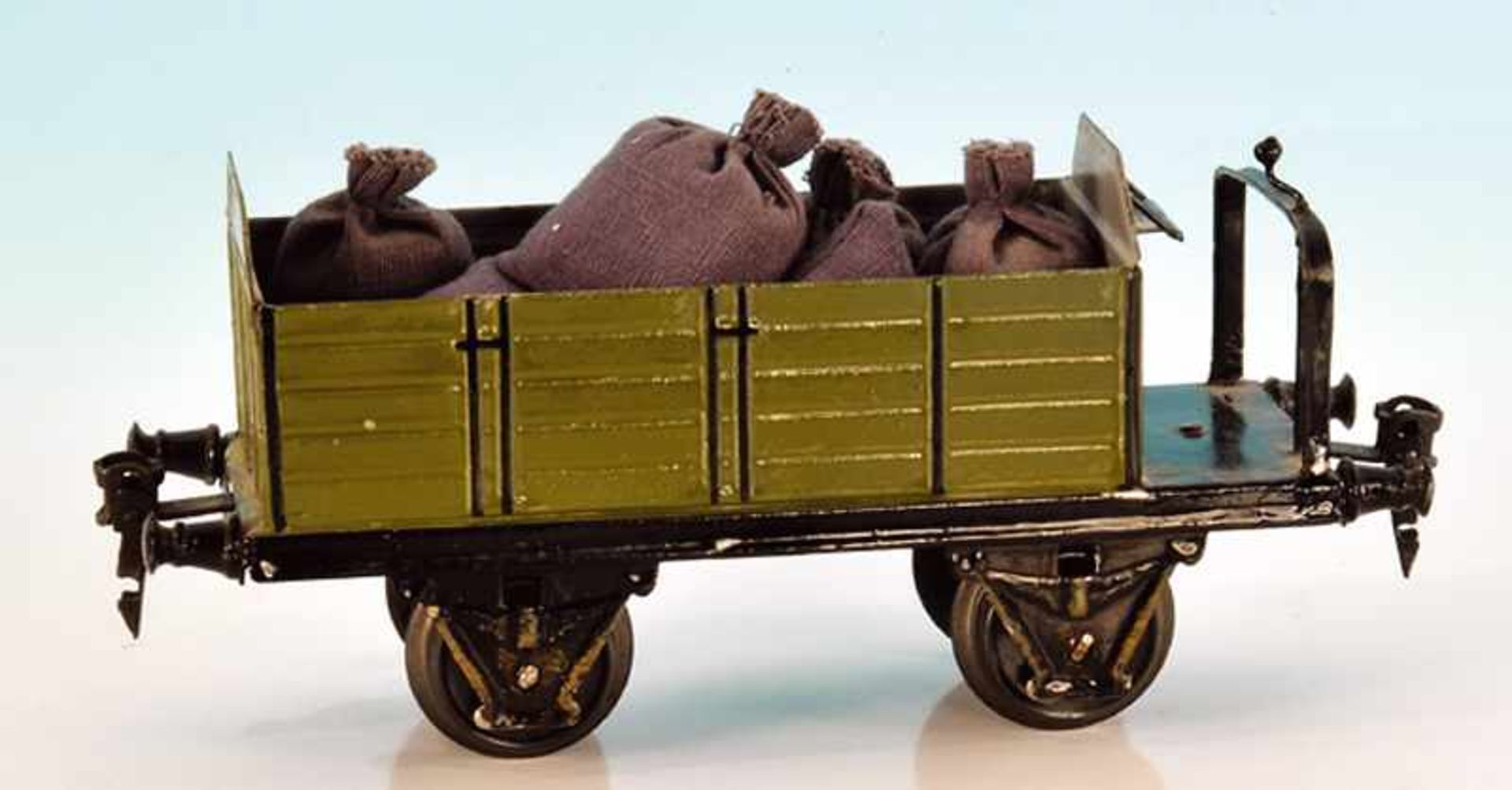 MÄRKLIN Hochbordwagen 1918/1 20 cm, Blech, grün handlackiert, mit 7 Säcken beladen, deutliche