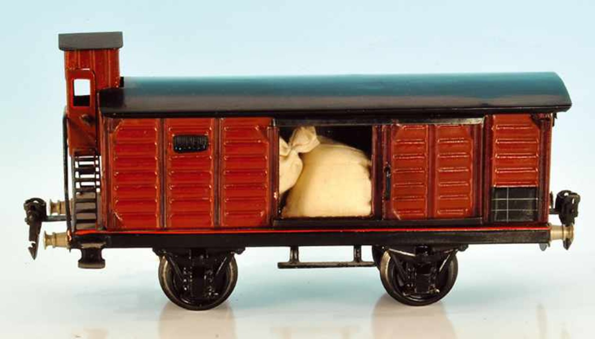 MÄRKLIN ged. Güterwagen 1929/1 mit Zugschlussgarnitur 24 cm, braun, Dach schwarz, guter Orig.-