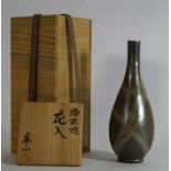 Bizen-Keramik, Blumenvase H. 22,5 cm. Schlanke Birnenförmige Vase, schmaler hoher Hals. Elegante