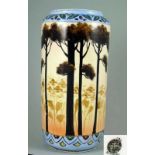 Keramikvase 1900-50 H. 25 cm. Zylindrische Vase, Emailfarben auf weißer Glasur. Mittiges Feld mit