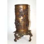 Hohe Bronzevase auf Sockel / späte Meiji-Zeit Zweiteilig. zylindrische schwere dickwandige Vase (