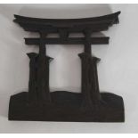 Holzrahmen in Torii-Form, um 1900 23,5 x 23,5 cm. Leichtes Holz überzogen mit dunkelbrauner