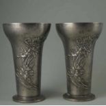 Zwei Jugendstilvasen Kayserzinn H. 17,5 cm, Massive Zinnvasen, -becher mit Blumenmotiv, Nelken,