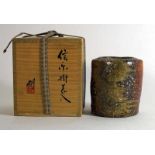 Shigaraki Keramik, Hängevase H. 13,5 cm, D. 12,5 cm. Zylindrische dickwandige Vase mit