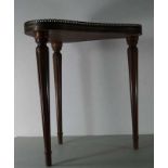 Kleiner Tisch D. 43 cm, H. 44,5 cm. Dreieckiger Tisch auf schmalen Beinen. Tischplatte mit