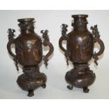 Bronze Vasenpaar, späte Meiji-Zeit Hohe Vase mit sockelförmigem Fuß, H. 45 cm, D. 16 cm.