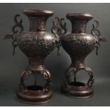 Hohe Henkelvasenpaar Bronzevasen mit rotbrauner Patina, H. 29 cm, D. 13 cm. Wandung mit Blumen und
