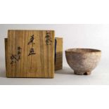 Hagi Keramik, Chawan von Jozan Watanabe H. 7,5 cm, D. 12 cm. Halbkugelform auf kleinem Fuß,