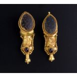 Parthian gold and garnet earrings1st – 2nd century AD; lungh. cm 5,8; gr 10,97 (ognuno); A pair of