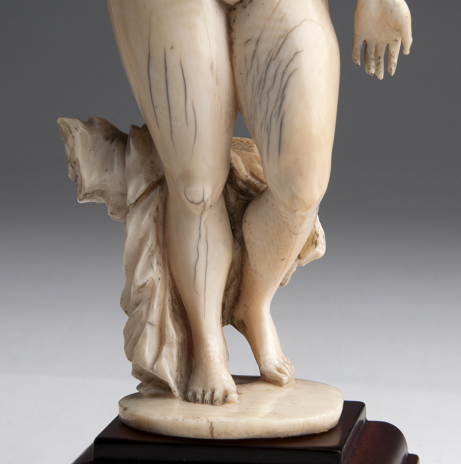 "Venus". A carved ivory - possibly Portugal, 17th Century; ; on a wooden base. 20.5 cm, 8 5/64 in - Image 5 of 6