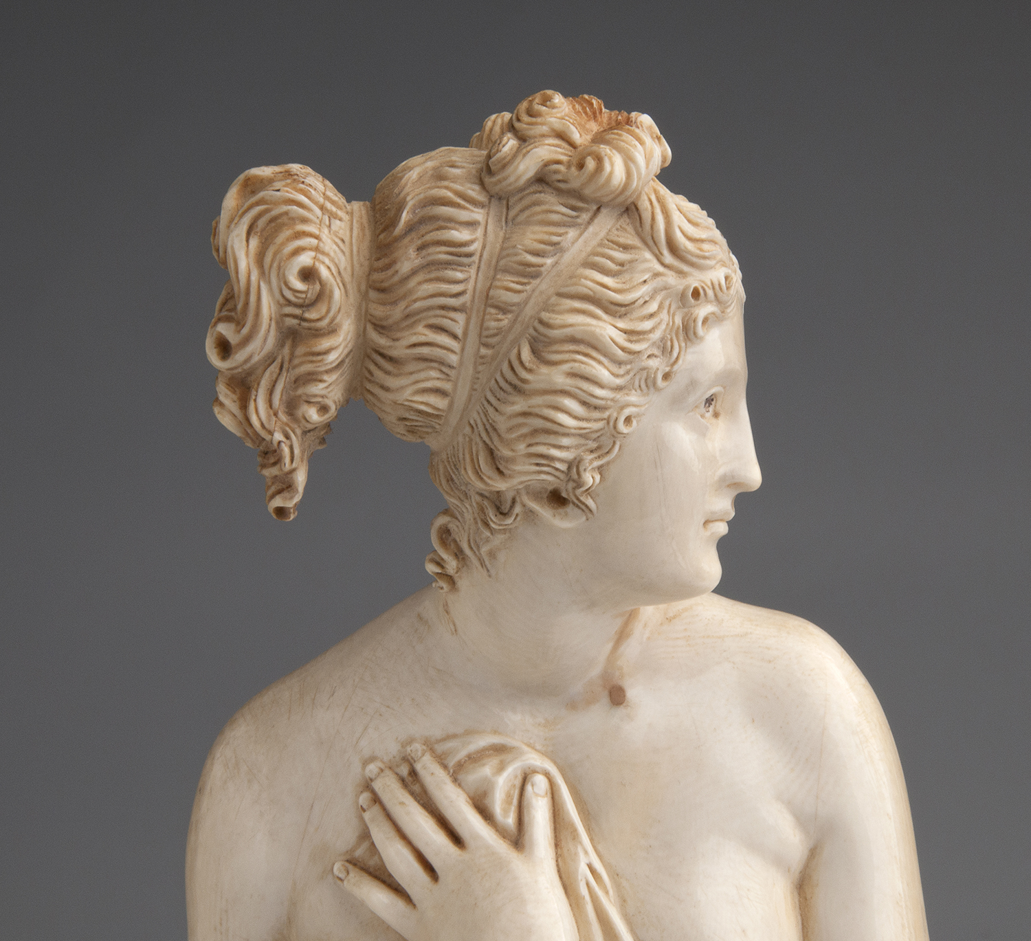 "Aphrodite Pudica". A carved ivory figure - France, 19th Century; ; 36.7 cm, 14 29/64 in high - Image 8 of 9