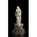 "The Immaculate Virgin". A carved ivory figure - Bottega dei Tipa, Trapani (Italy), 18th