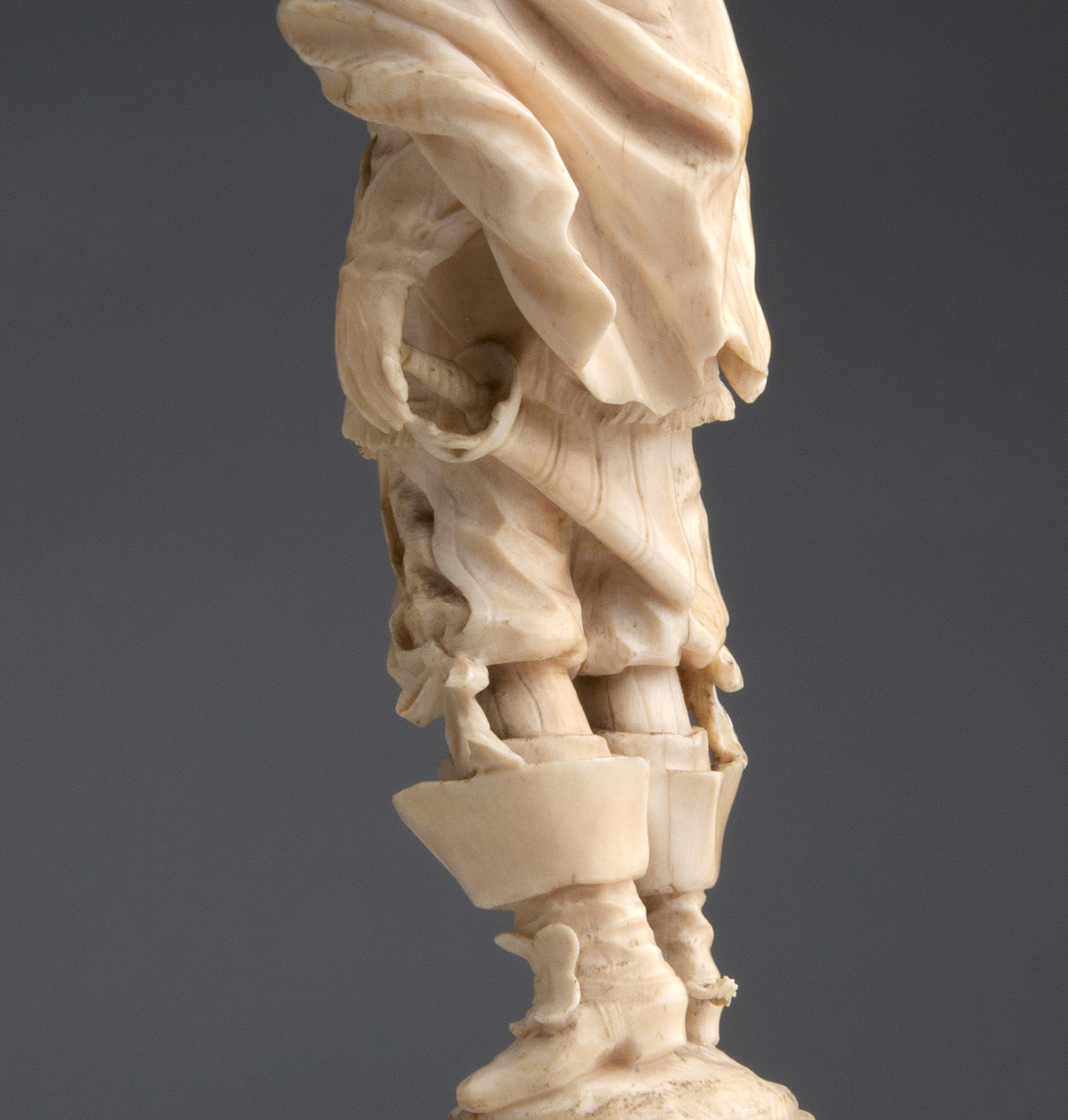 A carved ivory figure of a bugler - France, 18th / 19th Century; ; on a ivory base. 29 cm, 11 27/ - Image 7 of 8