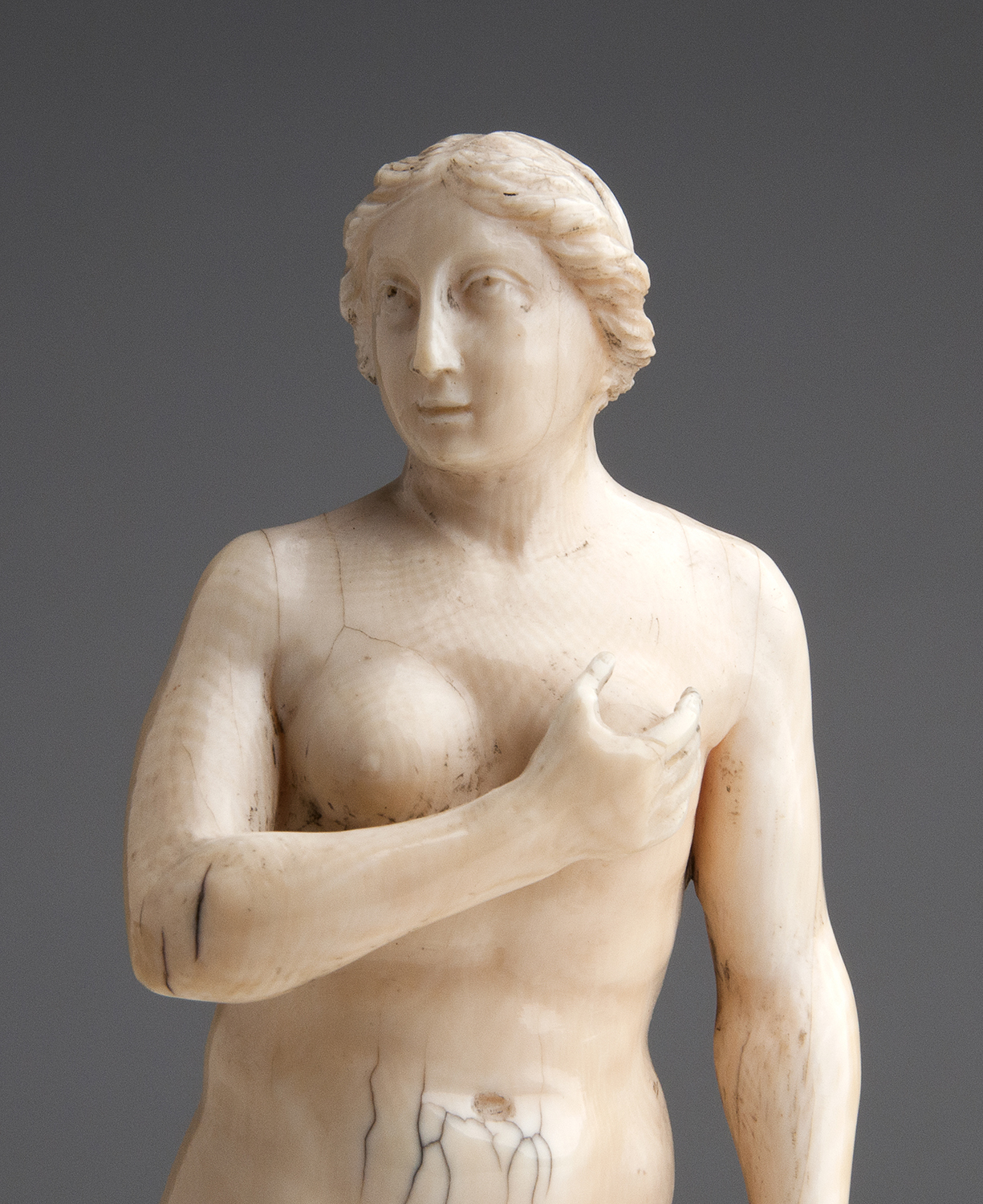 "Venus". A carved ivory - possibly Portugal, 17th Century; ; on a wooden base. 20.5 cm, 8 5/64 in - Image 4 of 6