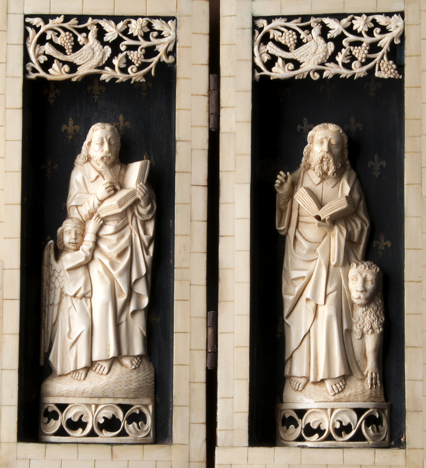 "Virgin and Child with the four Evangelists". A carved ivory triptych - France, 19th Century ; ; ( - Image 5 of 5