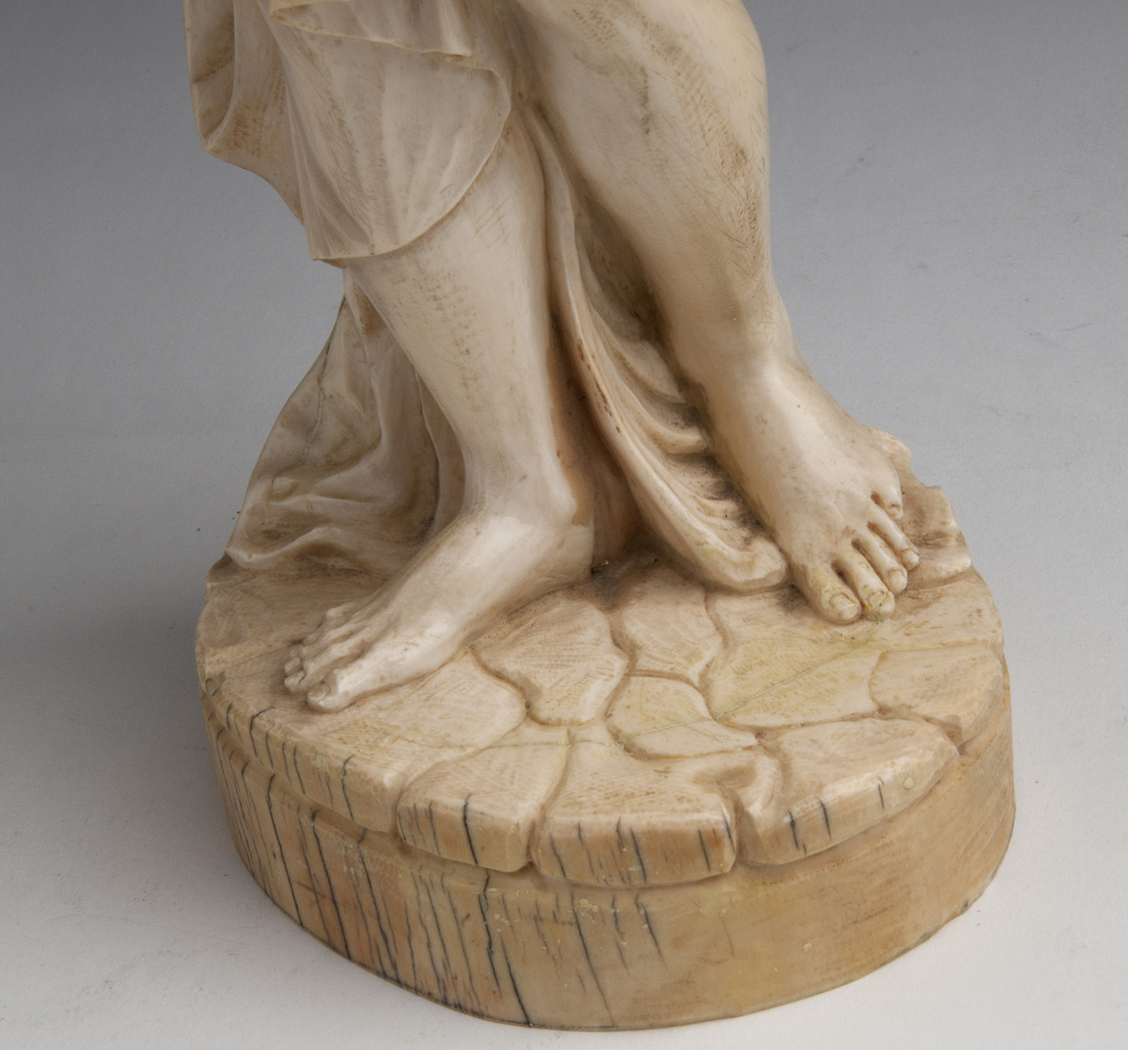 "Aphrodite Pudica". A carved ivory figure - France, 19th Century; ; 36.7 cm, 14 29/64 in high - Image 6 of 9